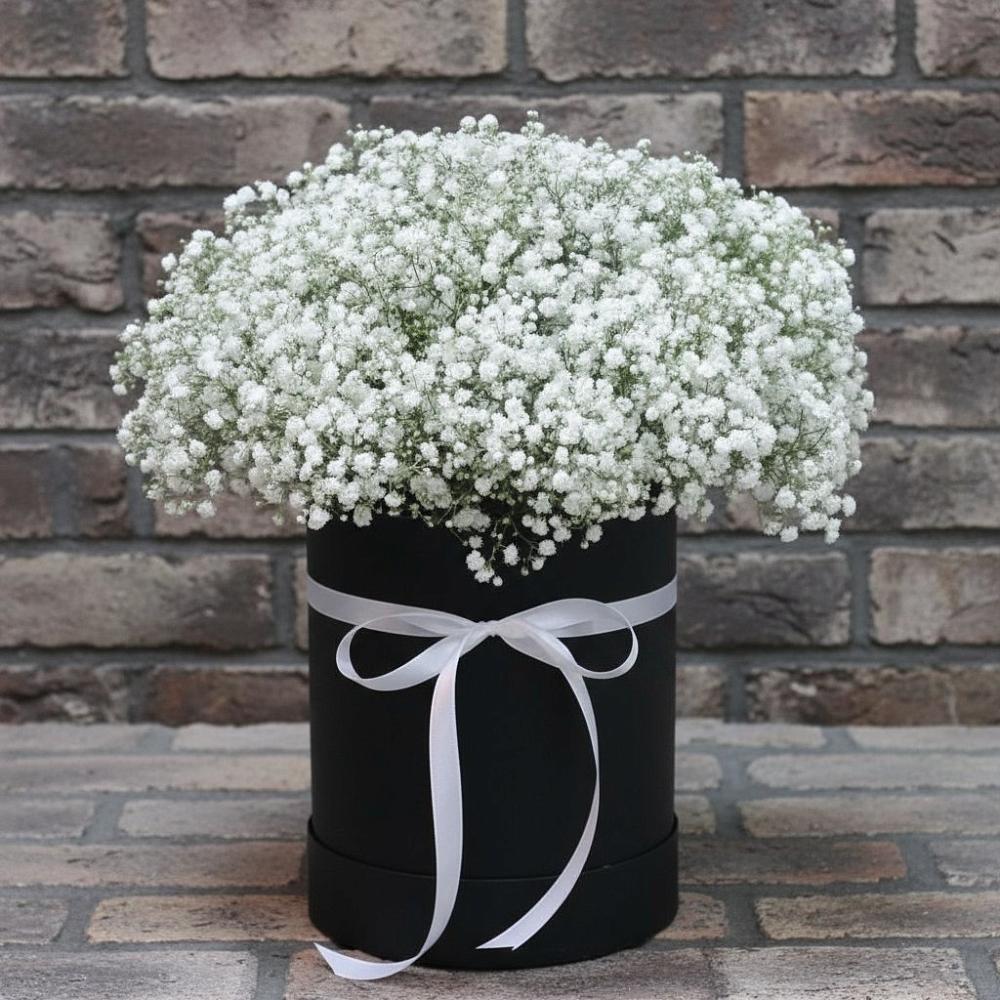 Цветочная композиция из Гипсофила в шляпной коробке в Турыгино