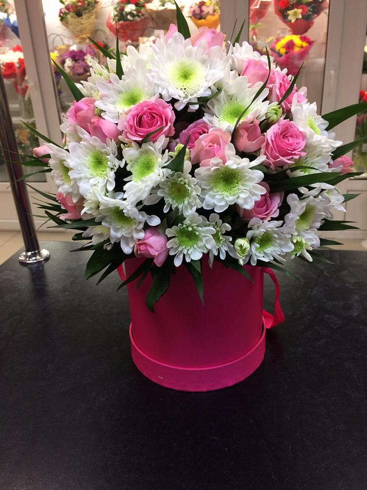 Цветочная композиция из Розы и Хризантемы в шляпной коробке в Турыгино